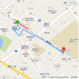 Google Maps上では駅前を回り道していますが、歩行者は線路沿いを歩く事ができます。